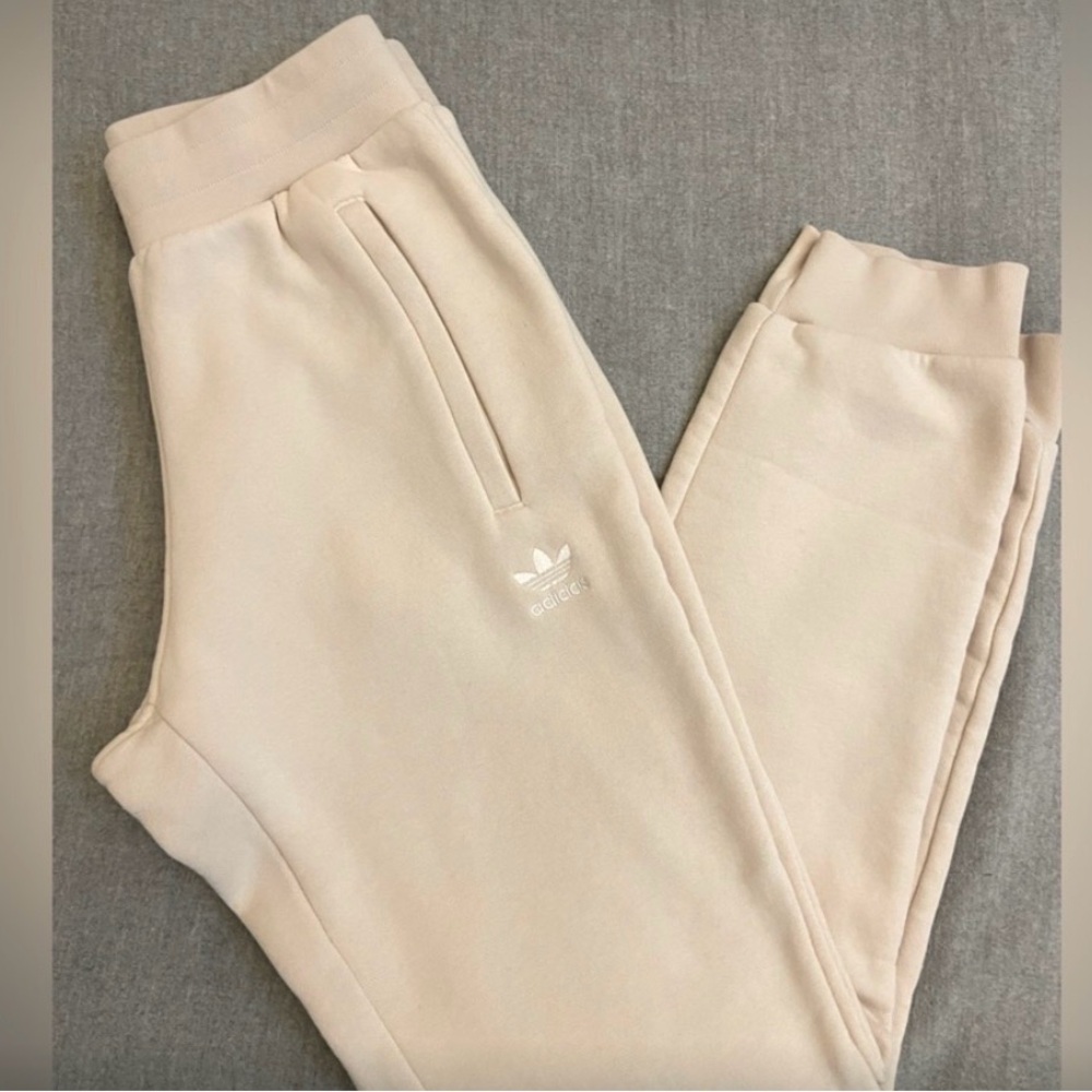 NWT-ADIDAS Woman Adidas Originals Adicolor Essentials Fleece Slim Joggers Pants